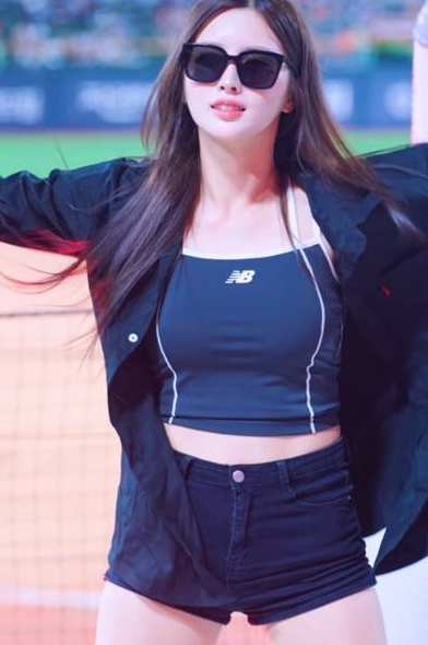 블랙 셔츠 봉긋 끈나시 선글라스 낀 김정원 치어리더 Kim Jeong-Won