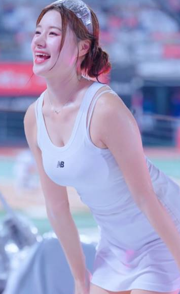 젖은 흰 민소매 원피스 이예빈 치어리더 Lee Yebin