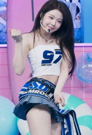 흰 튜브탑 청치마 세이마이네임 도희 SAY MY NAME DOHEE