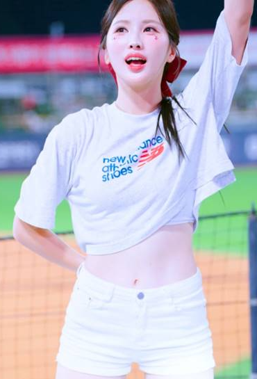 크롭티 속 흰 브라탑 반바지 정원 치어리더 Kim Jeong-Won