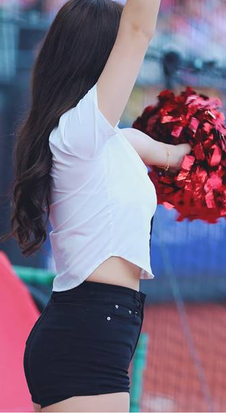 타이트한 흰 셔츠 블랙 반바지 묵직한 출렁임 김도아 치어리더 Kim Doa
